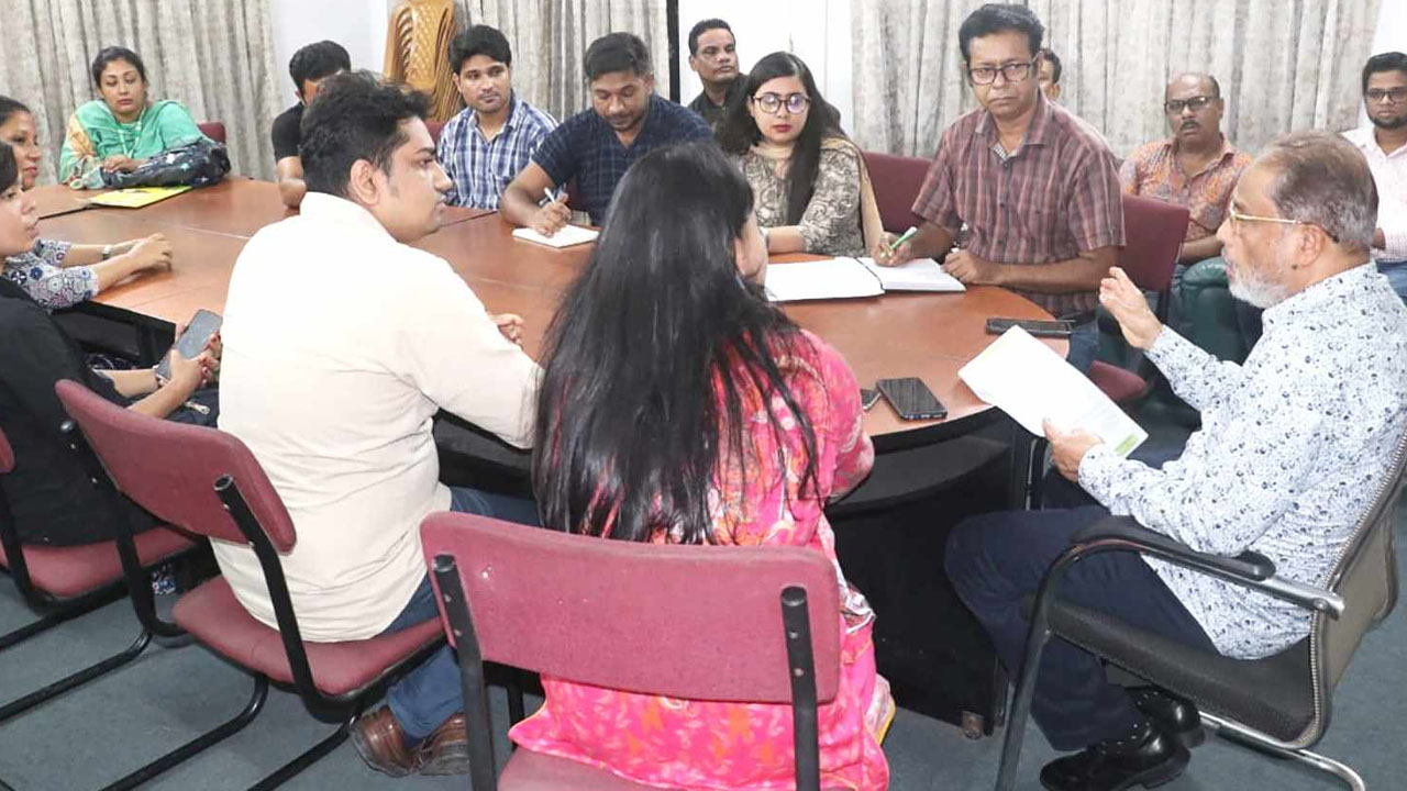 জাতীয় পার্টি চেয়ারম্যান গোলাম মোহাম্মদ কাদেরের সঙ্গে ঢাকা আহছানিয়া মিশনের একটি প্রতিনিধি দলের সাক্ষাৎ। ছবি : কালবেলা