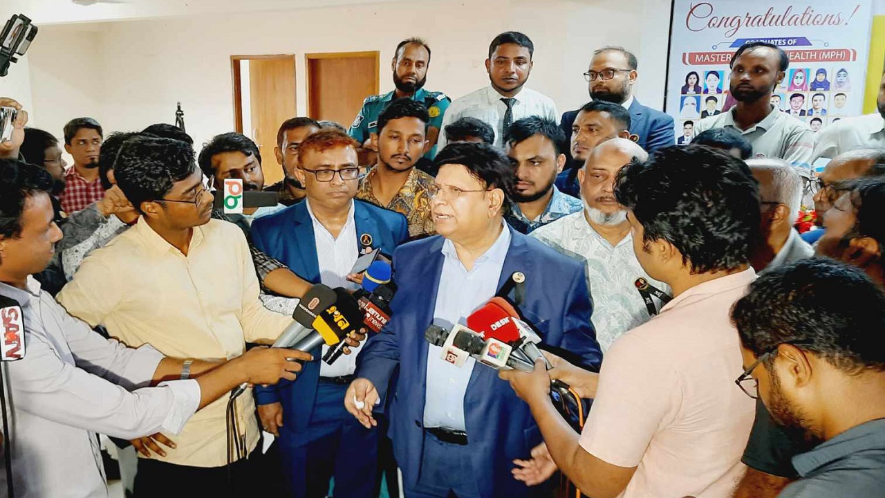 শিক্ষার্থীদের মধ্যে সনদ প্রদান শেষে সাংবাদিকদের সঙ্গে পররাষ্ট্রমন্ত্রী  ড. এ কে আব্দুল মোমেন। ছবি : কালবেলা