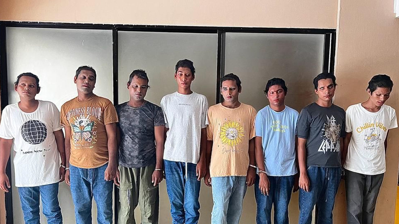 চাঁদাবাজি করার অভিযোগে গ্রেপ্তার আটজন। ছবি : কালবেলা