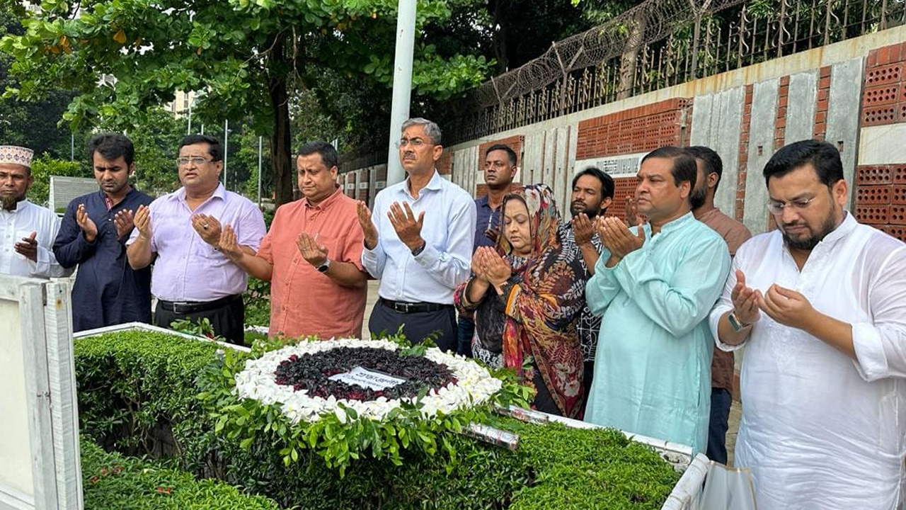 আরাফাত রহমান কোকোর কবর জিয়ারত করেছে বিএনপির মিডিয়া সেলের সদস্যরা। ছবি : কালবেলা