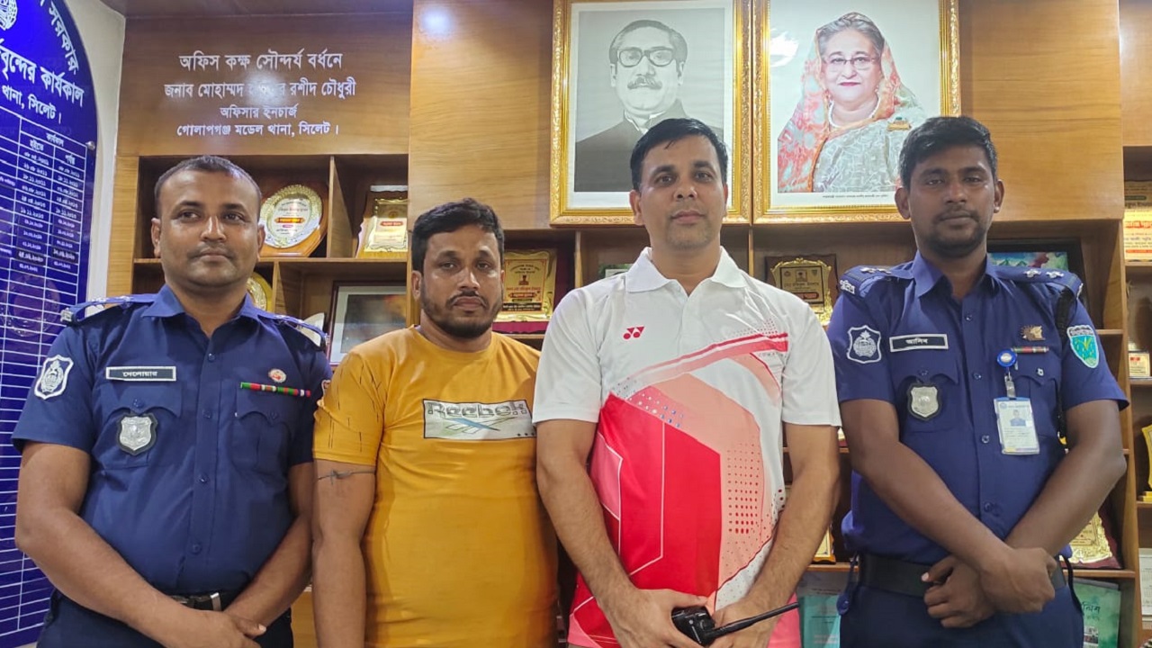 সিলেটে ৩৩ বছর পর বড় ভাইকে হত্যার দায়ে যাবজ্জীবন সাজাপ্রাপ্ত আসামিকে গ্রেপ্তার করে পুলিশ। খবর পেয়ে থানায় মিষ্টি নিয়ে যান আবুল কালাম (বাম থেকে দ্বিতীয়)। ছবি : সংগৃহীত