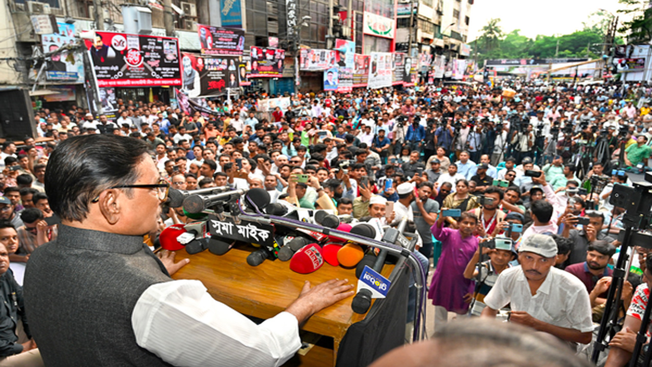 শনিবার স্বাধীনতা চিকিৎসক পরিষদের জাতীয় শোক দিবসের আলোচনা সভায় ওবায়দুল কাদের। ছবি : কালবেলা