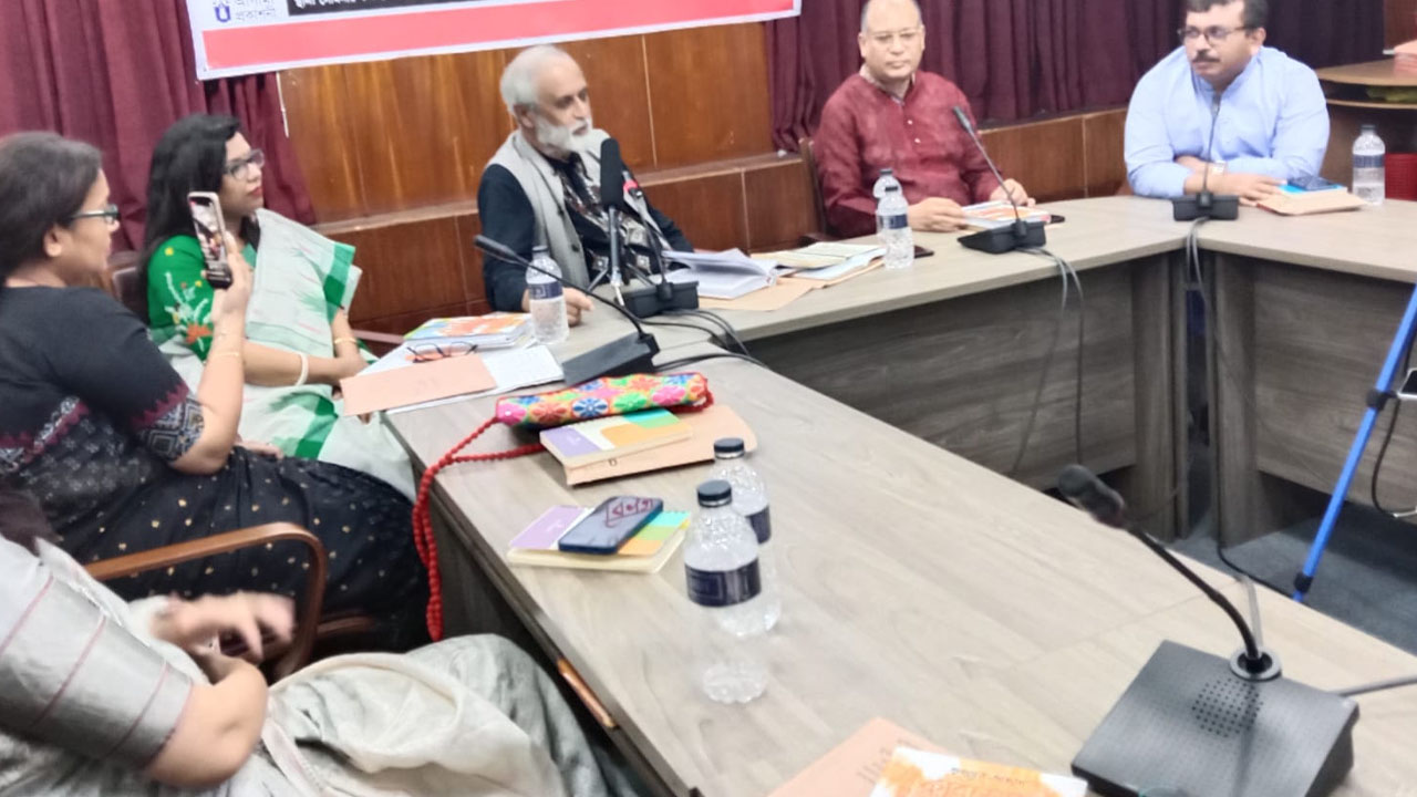 বাংলাদেশ শিল্পকলা একাডেমির জাতীয় নাট্যশালা সেমিনার কক্ষে আলোচনা সভা। ছবি : কালবেলা