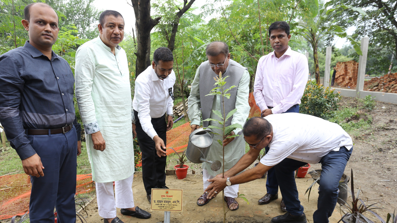 চট্টগ্রামের সীতাকুণ্ডের ডিসি পার্কে শনিবার গাছ লাগান তথ্যমন্ত্রী ড. হাছান মাহমুদ। ছবি : কালবেলা
