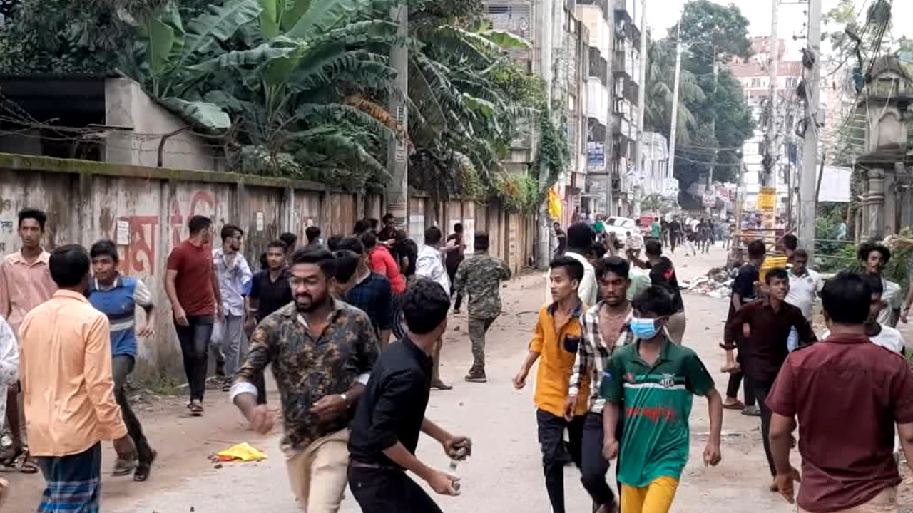 ব্রাহ্মণবাড়িয়া শহরের পাওয়ার হাউস রোডে শনিবার বিএনপির দুপক্ষের মধ্যে সংঘর্ষ হয়। ছবি: কালবেলা