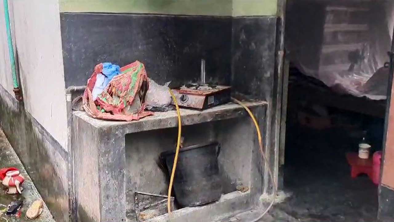 আশুলিয়ায় গ্যাস সিলিন্ডার লিকেজ থেকে আগুন। ছবি : কালবেলা