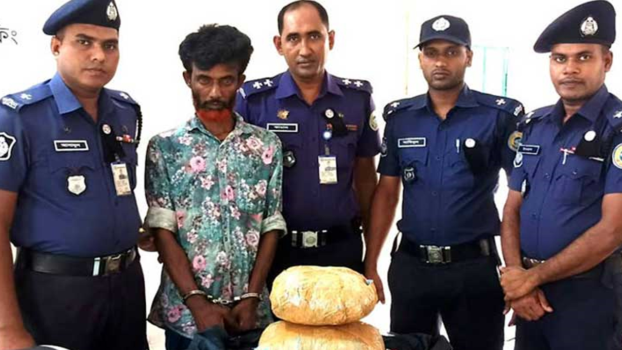 বরিশালের গৌরনদীতে শনিবার গাঁজাসহ গ্রেপ্তার জাকির সরদার। ছবি: কালবেলা