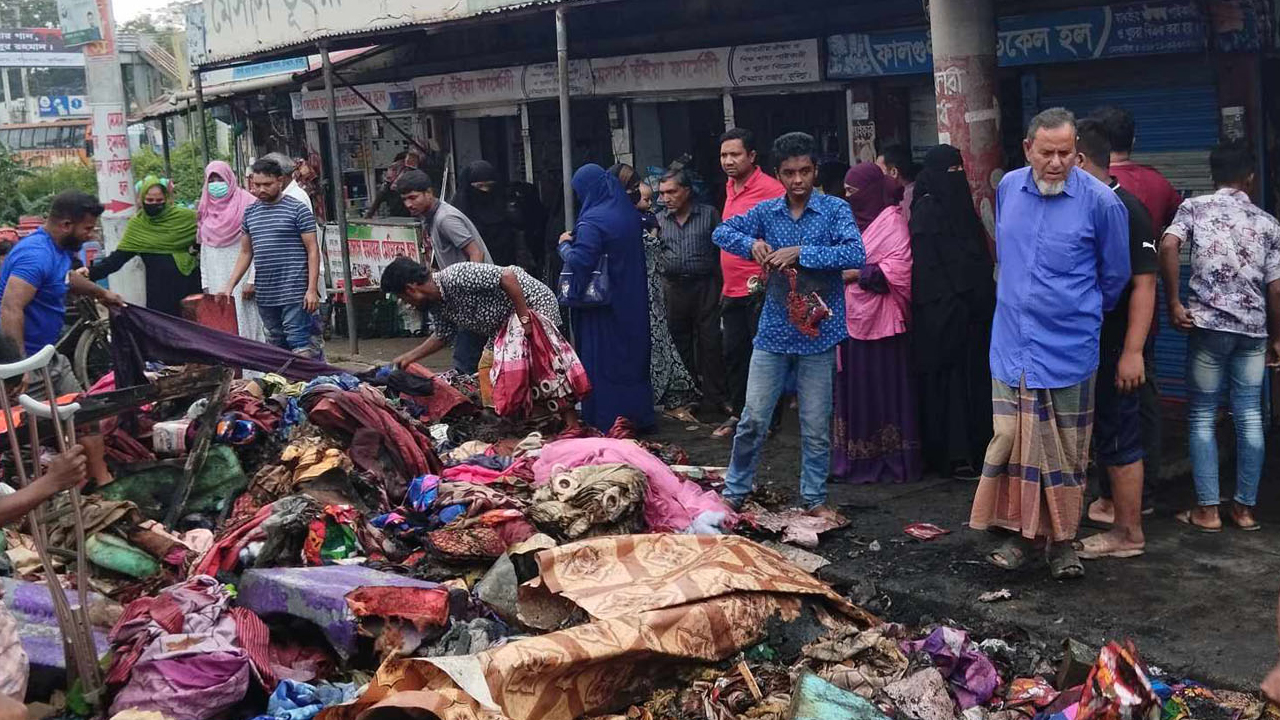 চৌদ্দগ্রাম বাজারের ওহাব মার্কেটে শনিবার রাতে আগুন লাগে। রোববার সকালে পুড়ে যাওয়া মালামাল বাছাই করছেন ব্যবসায়ীরা। ছবি: কালবেলা