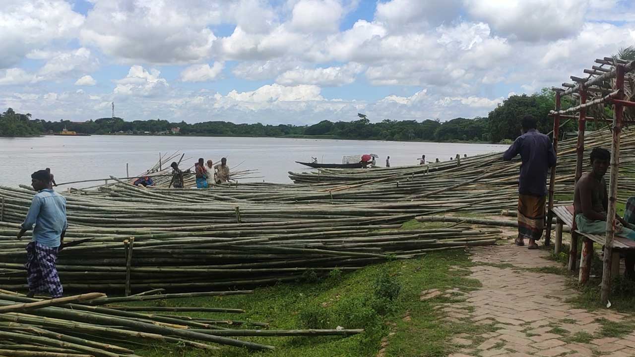 নদের পাড়ে গড়ে উঠেছে ঐতিহ্যবাহী বাঁশের হাট। ছবি : কালবেলা