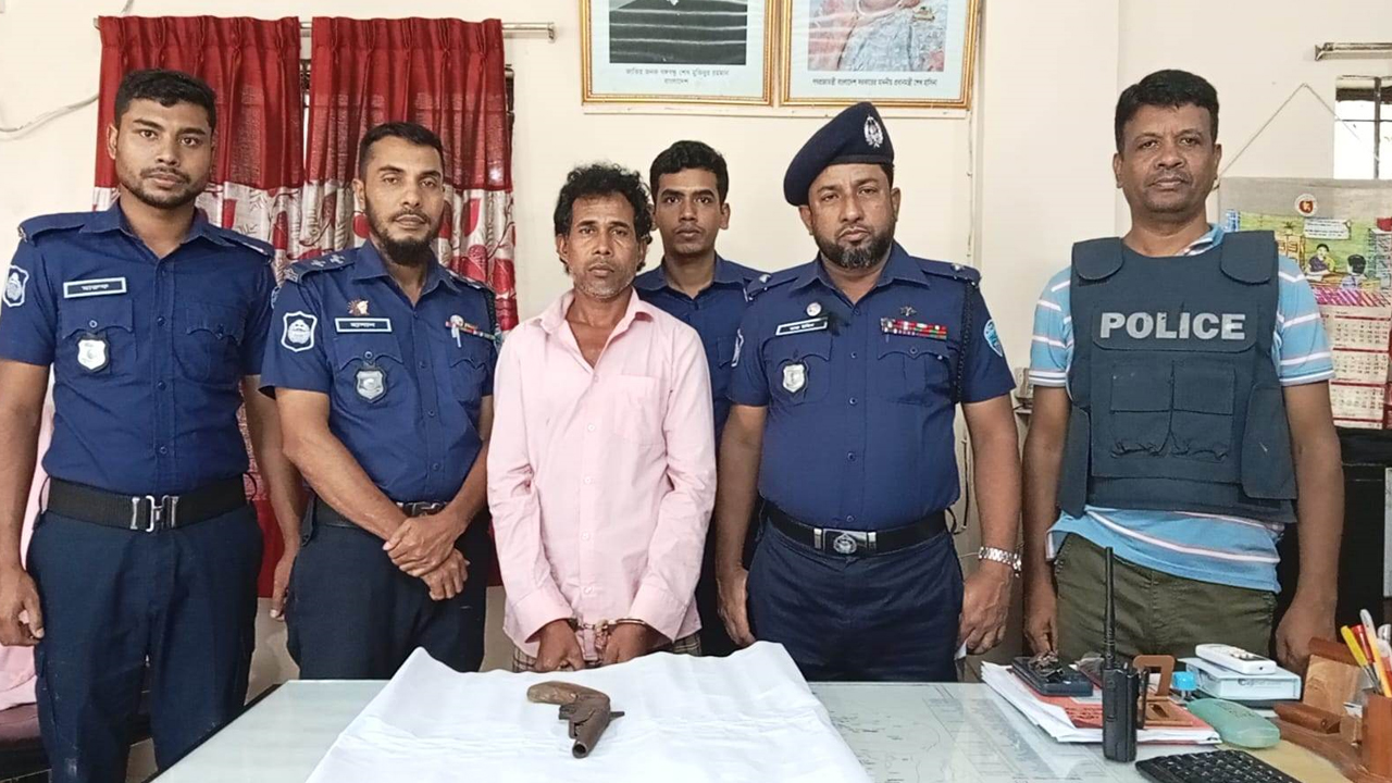 কক্সবাজারের মহেশখালীর শাপলাপুরে শনিবার রাতে আগ্নেয়াস্ত্রসহ গ্রেপ্তার শাহাব উদ্দিন। ছবি: কালবেলা