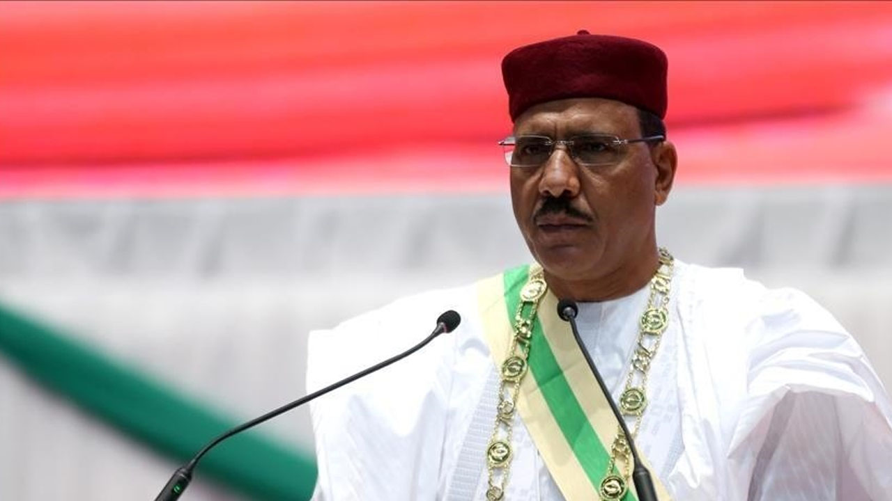সেনা অভ্যূত্থানের মাধ্যমে ক্ষমতাচ্যুত নাইজারের প্রেসিডেন্ট মোহাম্মদ বাজুম। ছবি : সংগৃহীত