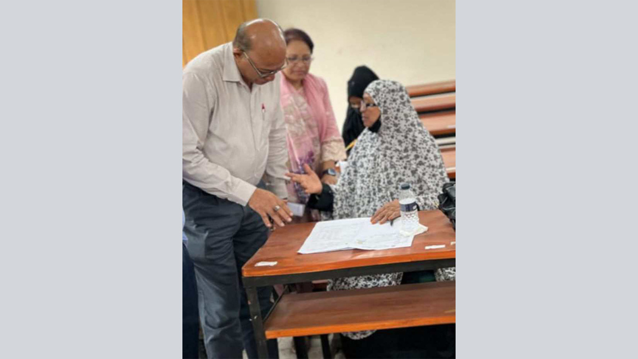 পরীক্ষার হলে ৭৭ বছর বয়সী বৃদ্ধা সাজেদা বেগম। ছবি : কালবেলা