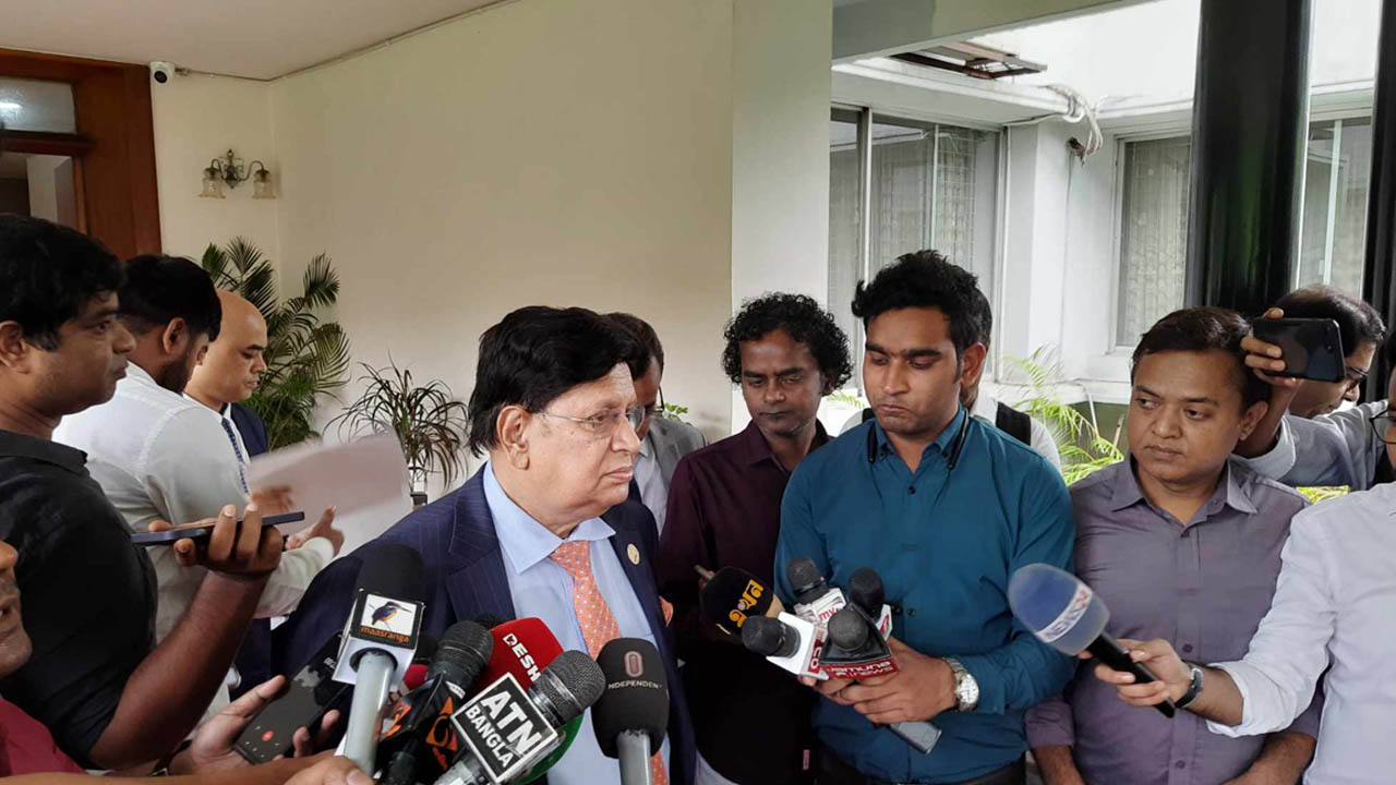মার্কিন কংগ্রেসের দুই সদস্যের সঙ্গে বৈঠক শেষে সাংবাদিকদের সঙ্গে কথা বলেন পররাষ্ট্রমন্ত্রী এ কে আব্দুল মোমেন। ছবি : সংগৃহীত