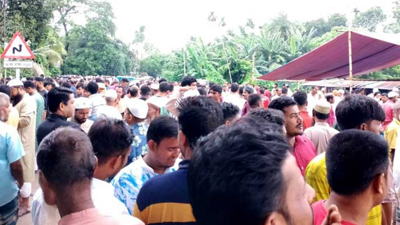 টাঙ্গাইলের গোপালপুরের গুলিপেঁচায় আব্দুস সালাম পিন্টুর মায়ের জানাজা স্থলে রোববার বিএনপির নেতাকর্মীদের ভিড়। ছবি: সংগৃহীত