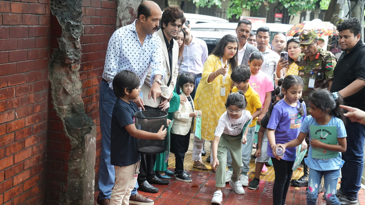 স্কুলে শিক্ষার্থীদের মাঝে ডেঙ্গু প্রতিরোধে সচেতনতামূলক প্রচারাভিযানে মেয়র আতিকুল ইসলাম। ছবি : সৌজন্য