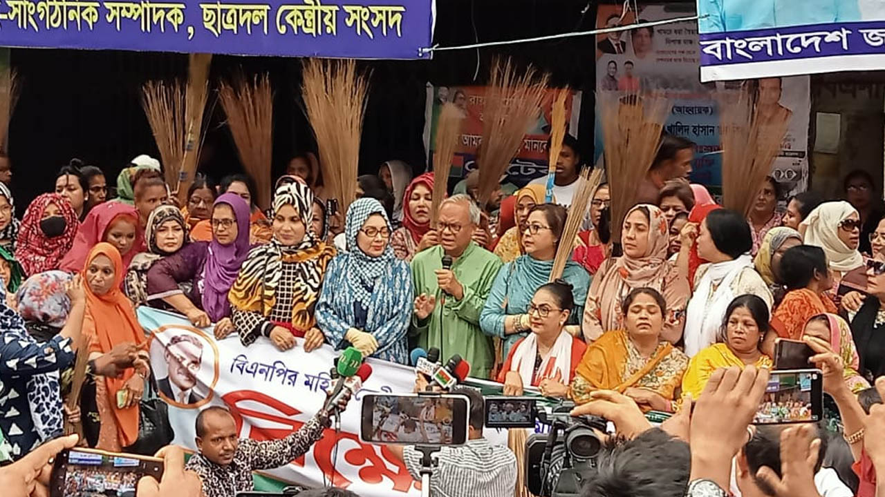 জাতীয়তাবাদী মহিলা দলের বিক্ষোভ মিছিলপূর্ব সমাবেশে বিএনপির সিনিয়র যুগ্ম-মহাসচিব অ্যাডভোকেট রুহুল কবির রিজভী। ছবি : কালবেলা