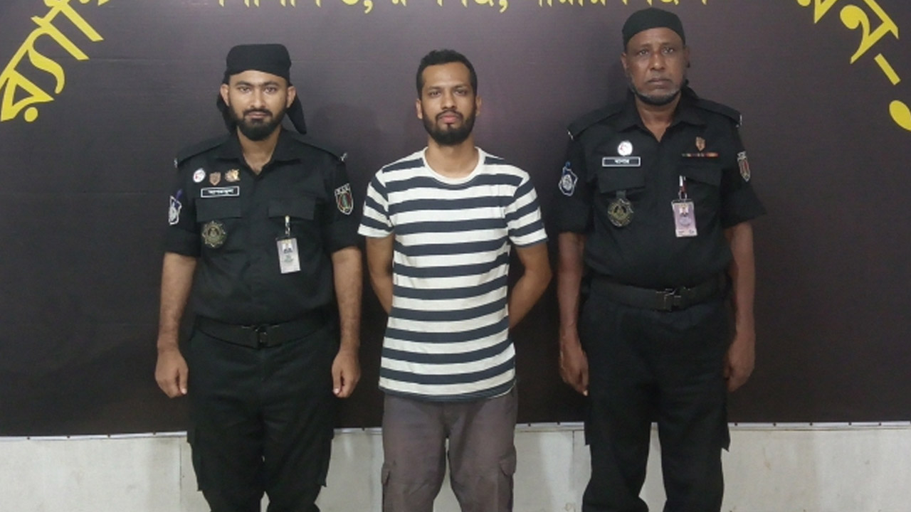 গাজীপুরের বাসন থানার চৌরাস্তা এলাকা থেকে ভুয়া জাতীয় পরিচয়পত্র ও শিক্ষা সনদ তৈরির অভিযোগে গ্রেপ্তার সজিবুল আলম। ছবি : কালবেলা