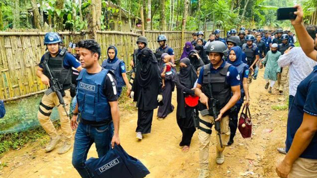 কুলাউড়ায় জঙ্গিবিরোধী অভিযানে আটকৃতরা। ছবি : সংগৃহীত