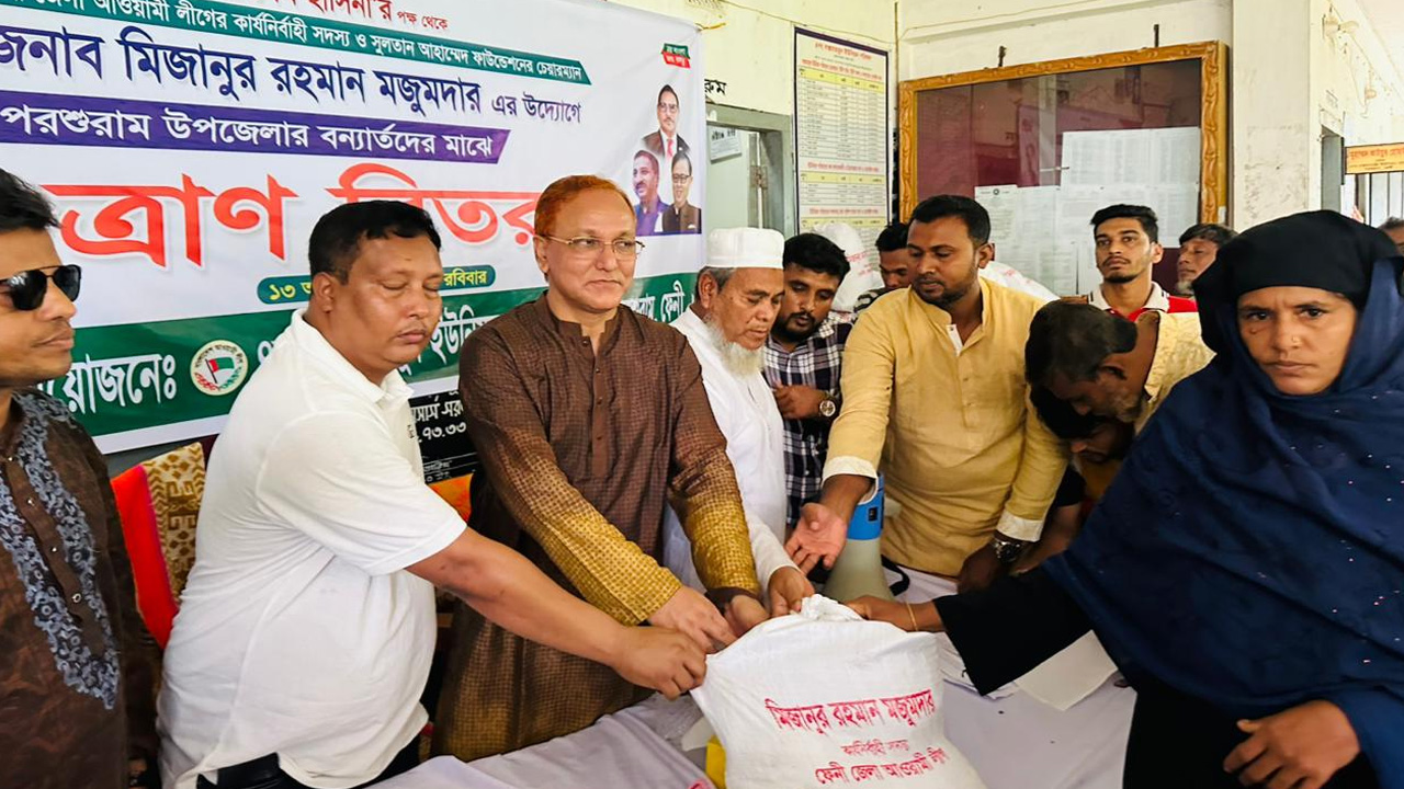 ফেনীতে বন্যার্তদের মাঝে ত্রাণসামগ্রী বিতরণ। ছবি : কালবেলা