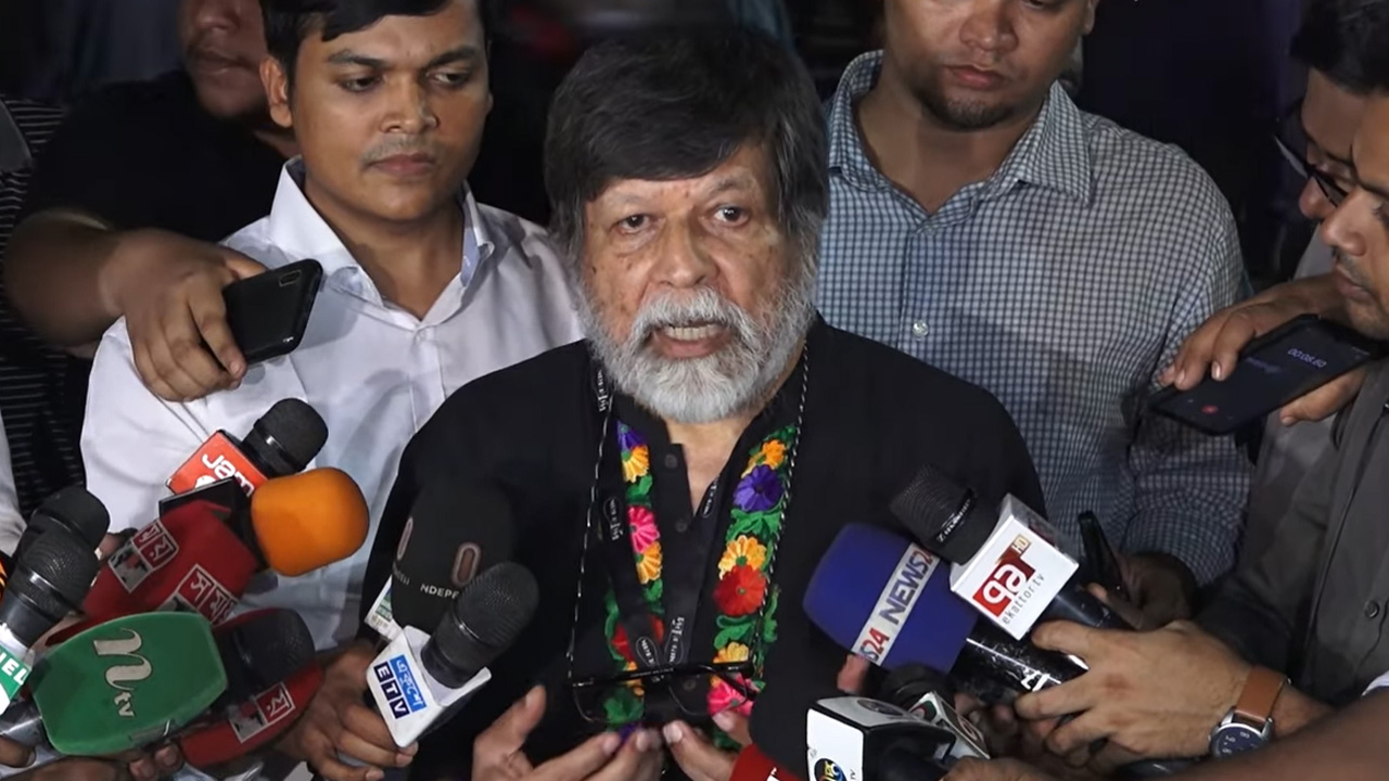 মার্কিন রাষ্ট্রদূত ও দুই মার্কিন কংগ্রেসম্যানের সঙ্গে অনুষ্ঠিত বৈঠক শেষে সাংবাদিকদের সঙ্গে কথা বলেন শহিদুল আলম। ছবি: সংগৃহীত