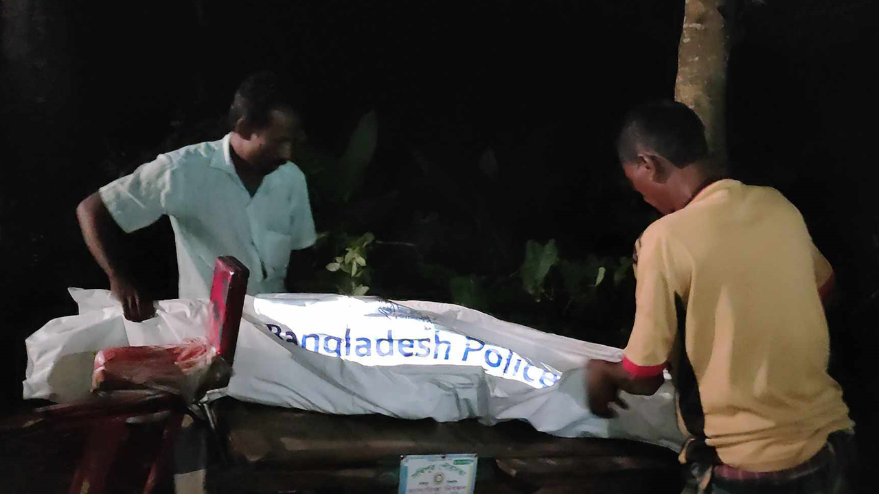 টাঙ্গাইলের সখীপুরে রোববার রাতে আলমিনা নামের কিশোরীর মরদেহ উদ্ধার করে পুলিশ। ছবি: কালবেলা