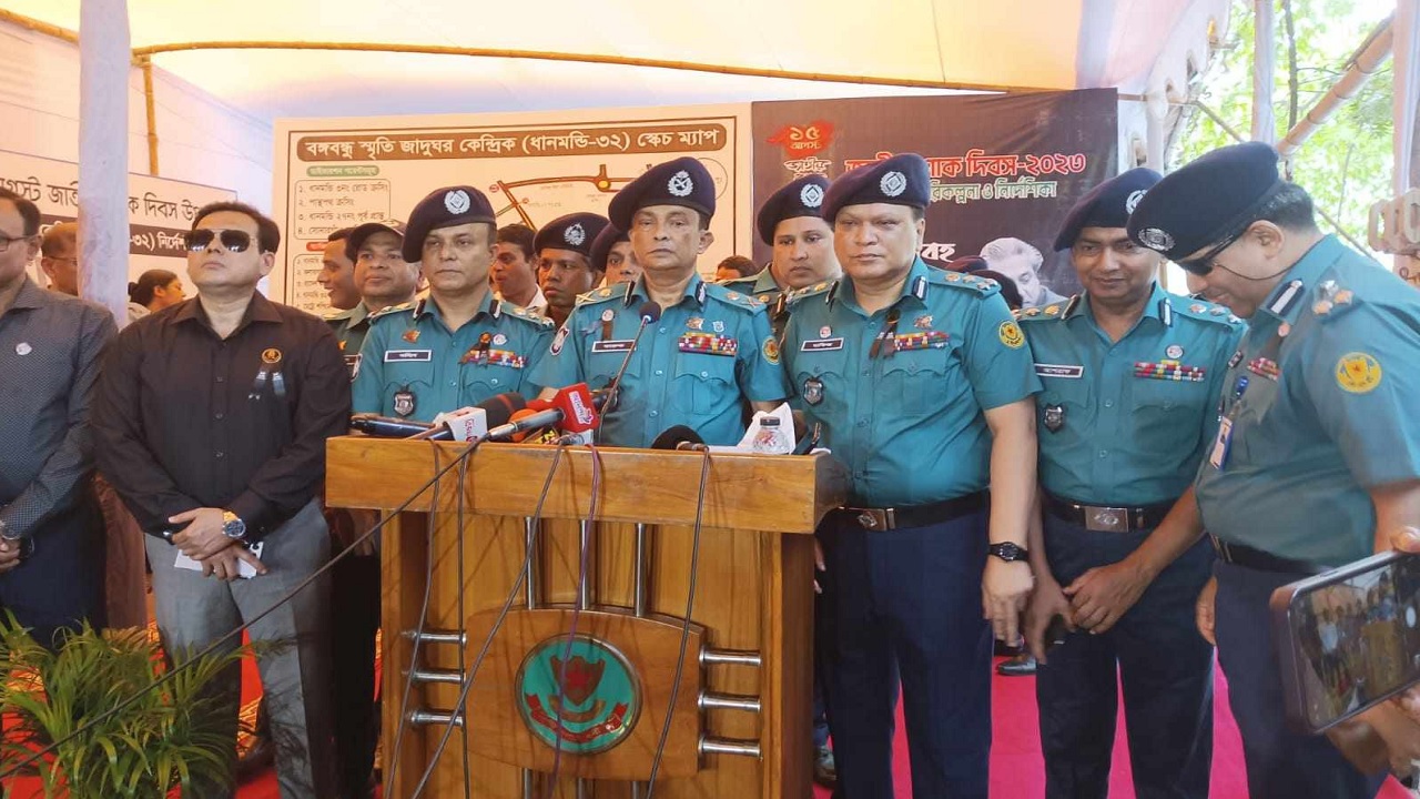 জাতীয় শোক দিবস পালন উপলক্ষে ডিএমপির সার্বিক নিরাপত্তা নিয়ে সংবাদ সম্মেলনে কথা বলেন ডিএমপি কমিশনার খন্দকার গোলাম ফারুক। ছবি : কালবেলা