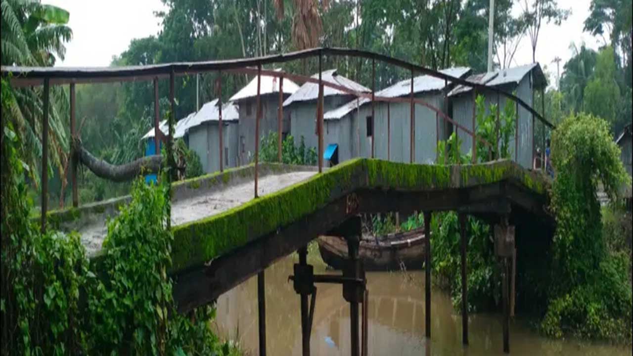 ঝুঁকিপূর্ণ ব্রিজ। ছবি : কালবেলা