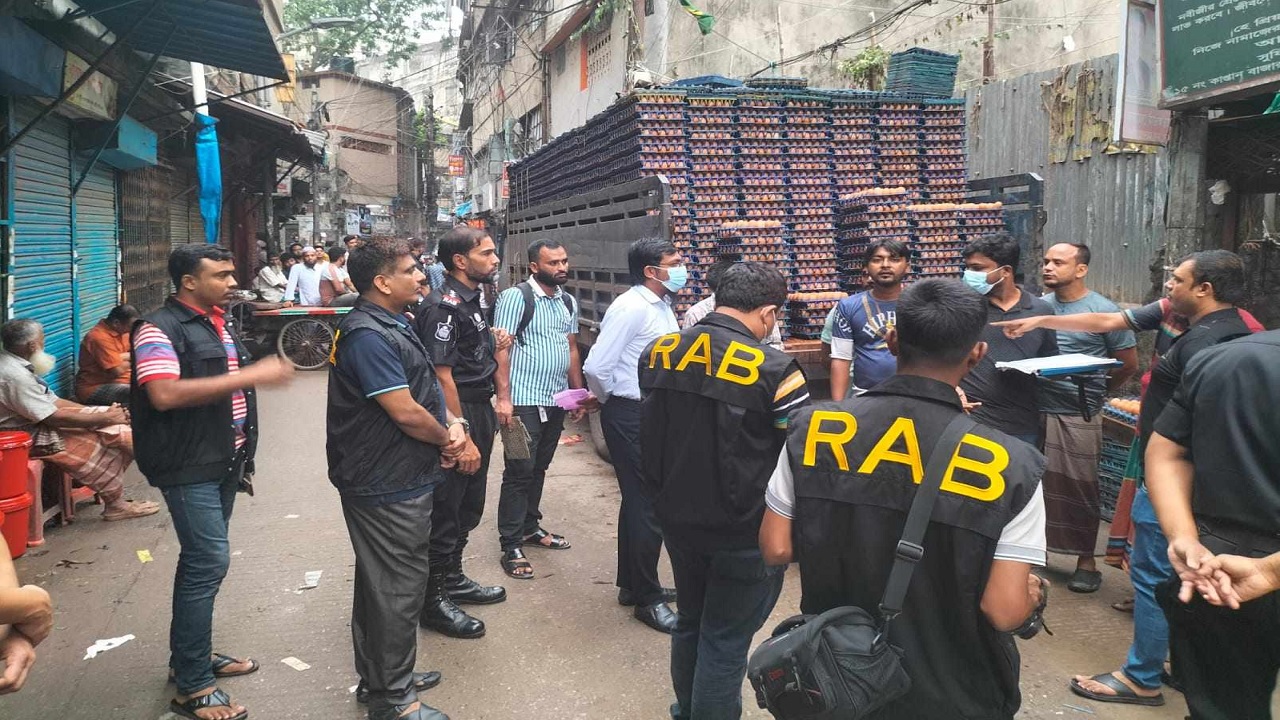 ডিমের আড়তে অভিযান চালাচ্ছে র‍্যাবের ভ্রাম্যমাণ আদালত। ছবি : সংগৃহীত