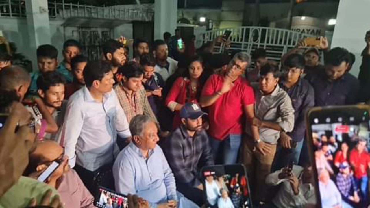 বাড়ির গ্যারেজে সংবাদ সম্মেলনে নাজমুল হাসান পাপন। ছবি : সৌজন্য