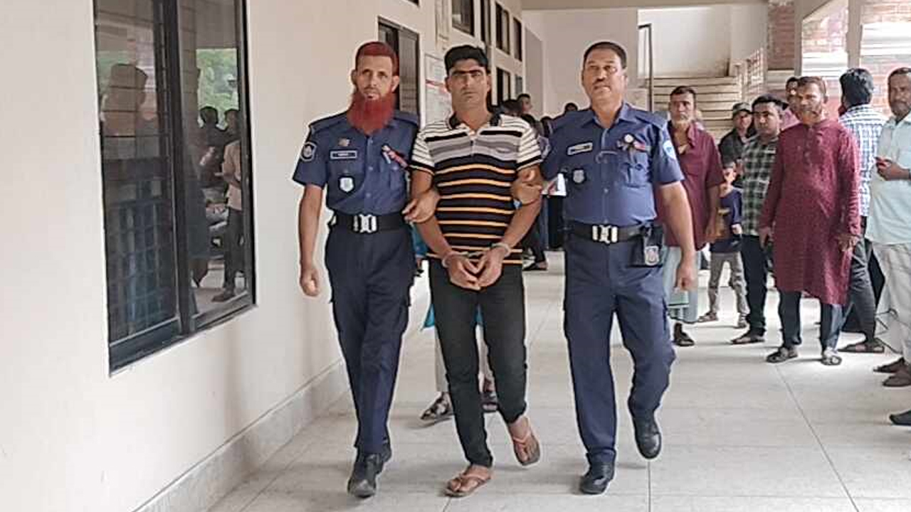 লক্ষ্মীপুরের রায়পুরে স্ত্রীকে হত্যার দায়ে স্বামী মফিজ উদ্দিন মইজকে সোমবার জেলা ও দায়রা জজ আদালতে হাজির করা হয়। ছবি: কালবেলা