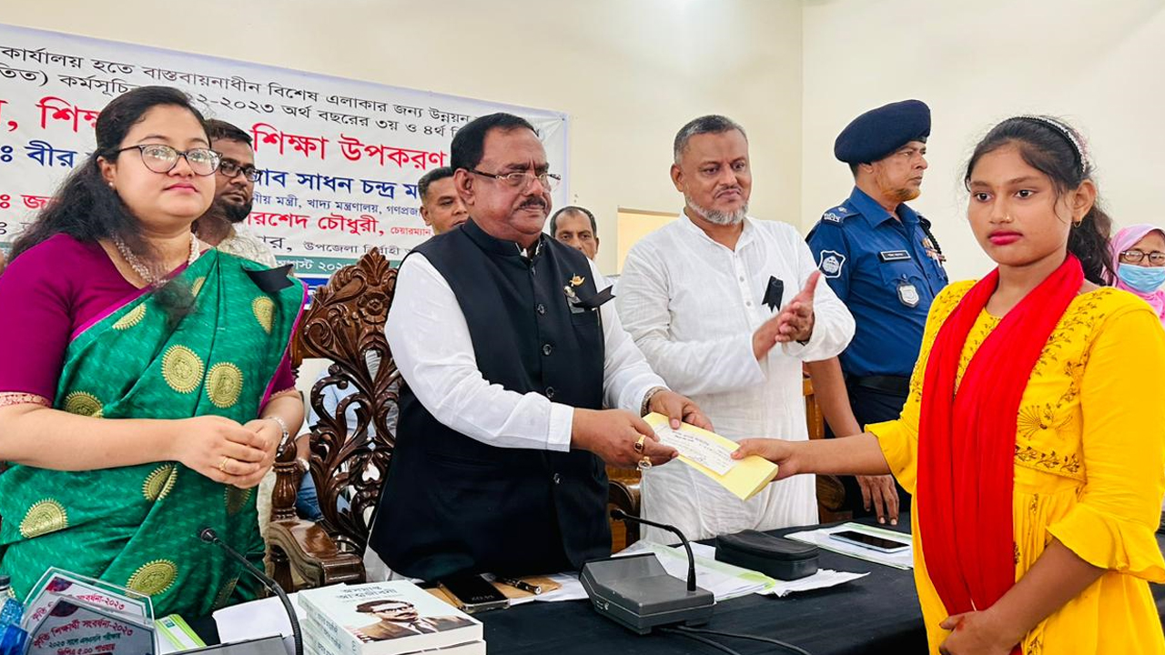 নওগাঁর পোরশা উপজেলা পরিষদ মিলনায়তনে সোমবার শিক্ষার্থীদের হাতে বৃত্তি ও শিক্ষা উপকরণ তুলে দেন খাদ্যমন্ত্রী সাধন চন্দ্র মজুমদার। ছবি : কালবেলা