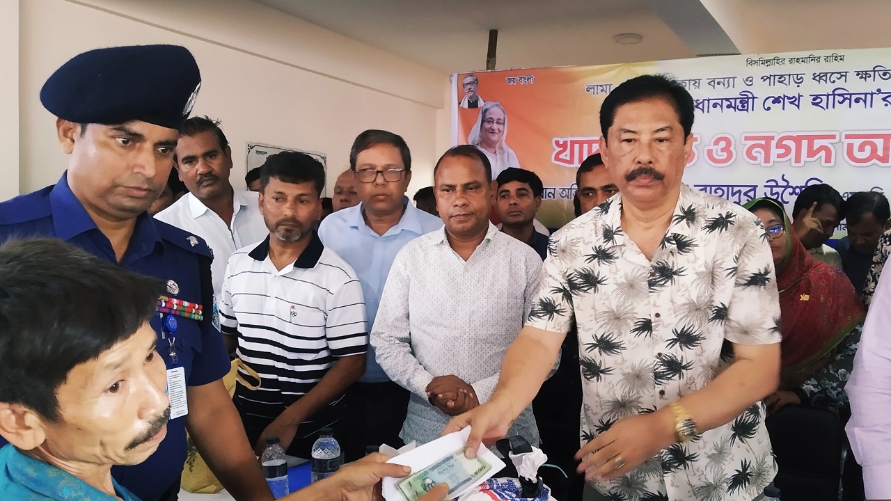 লামায় বন্যাদুর্গতদের মাঝে ত্রাণ সহায়তা বিতরণ করছেন পার্বত্যমন্ত্রী বীর বাহদুর উশৈসিং। ছবি : কালবেলা