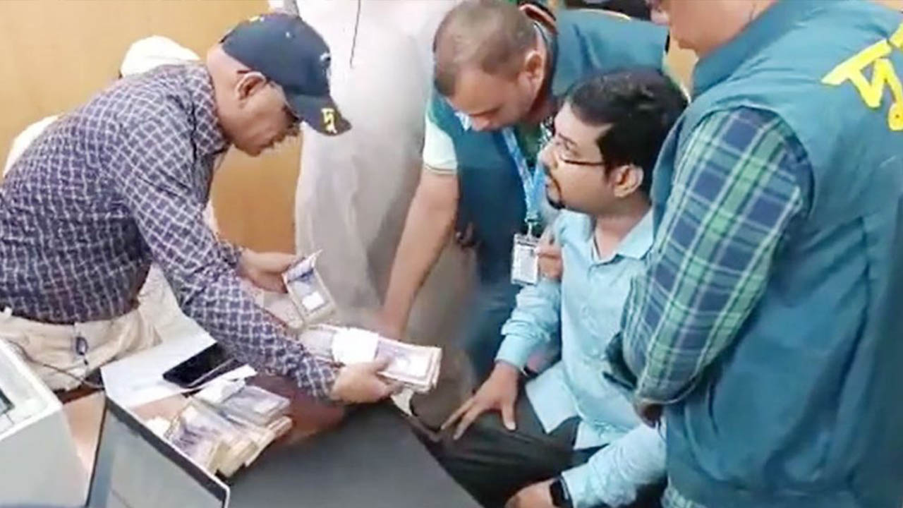 ঘুষের ১০ লাখ টাকাসহ গ্রেপ্তার রাজশাহীর উপ-কর কমিশনার মহিবুল ইসলাম ভূঁইয়া। পুরোনো ছবি