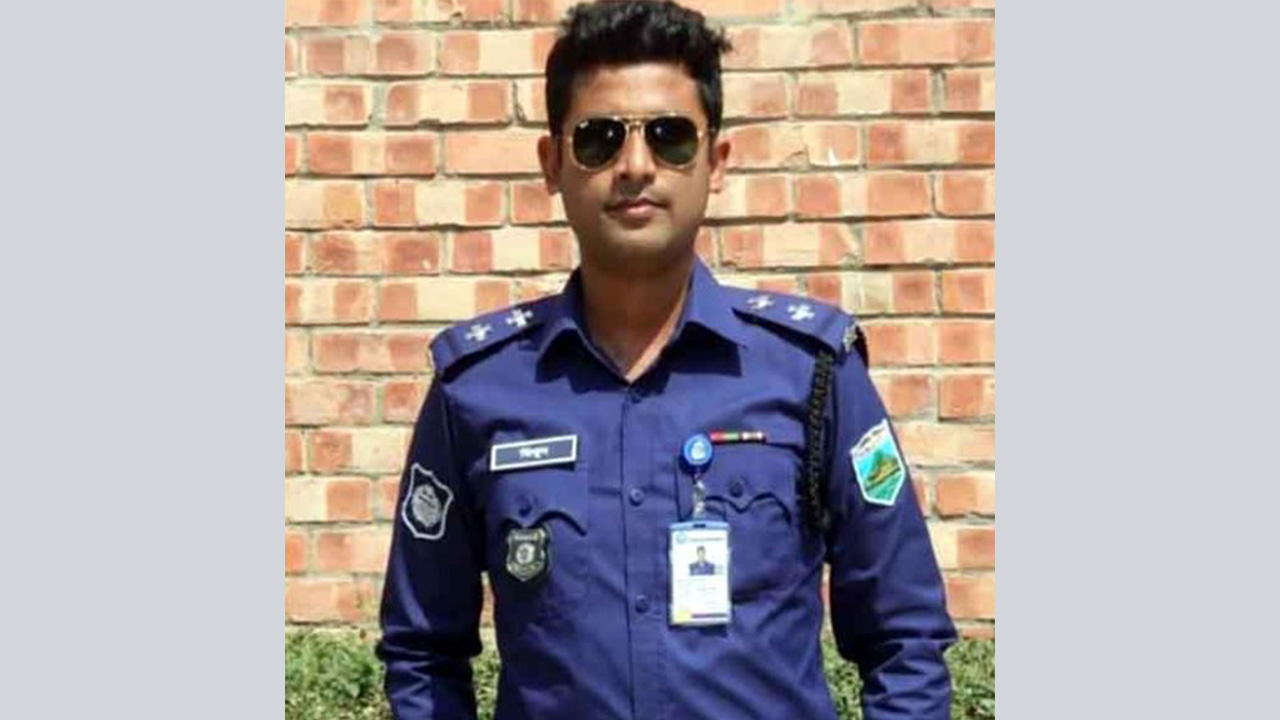 এসআই মিথুন চক্রবর্তী । ছবি : কালবেলা