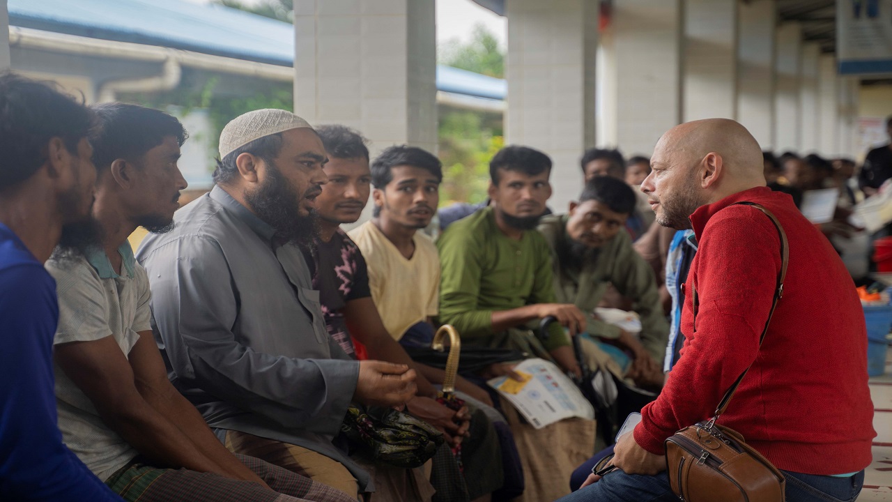 রোহিঙ্গা প্রতিনিধিদের সঙ্গে কথা বলছেন মার্কিন যুক্তরাষ্ট্রের কংগ্রেসের প্রতিনিধি দলের এক সদস্য। ছবি : কালবেলা