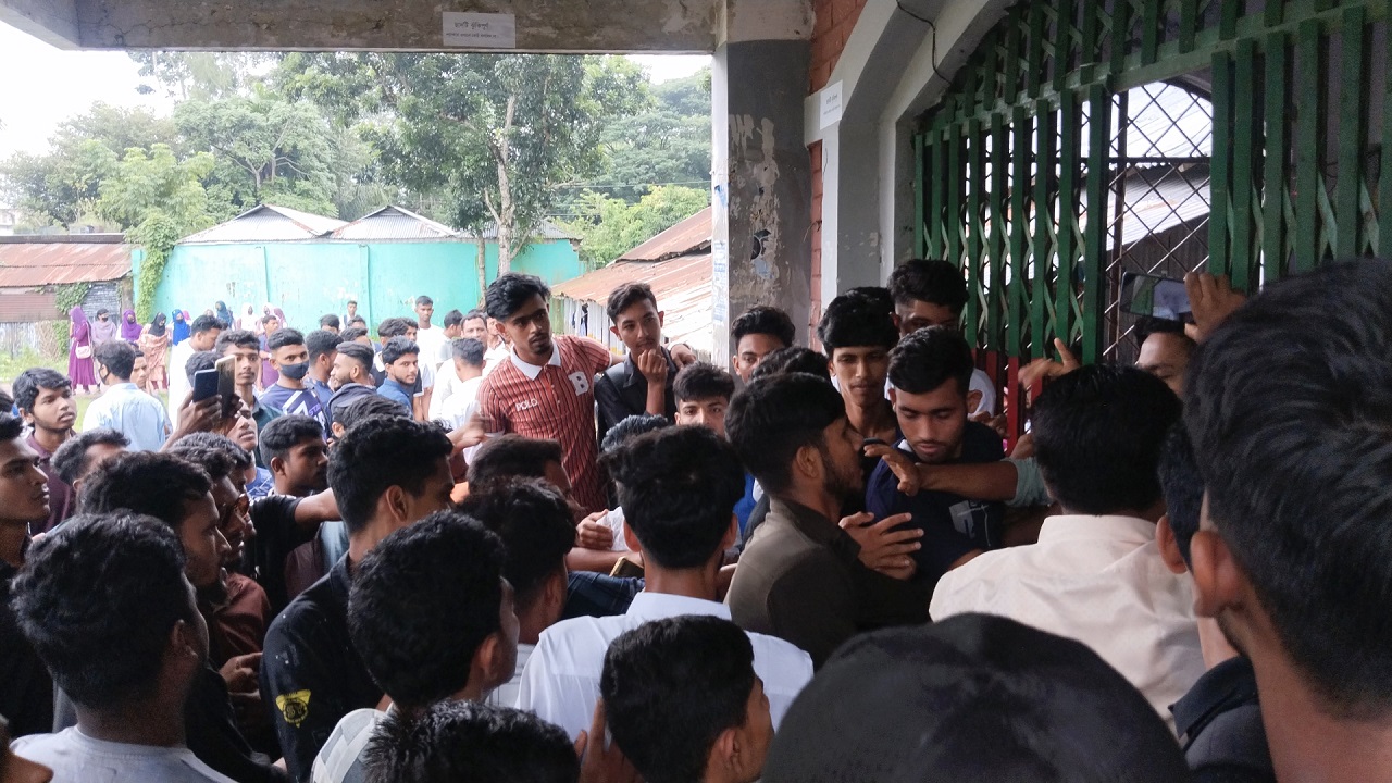 নোয়াখালীতে কলেজ ফটকে তালা দিয়ে শিক্ষকদের অবরুদ্ধ করেনে বিক্ষুব্ধ শিক্ষার্থীরা। ছবি : কালবেলা
