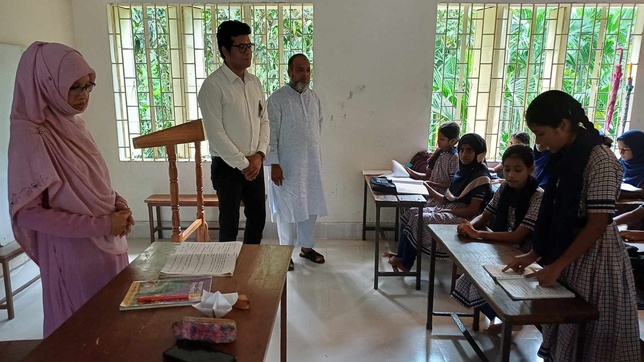 স্মার্ট স্কুল পরিদর্শনে গিয়ে এক শিক্ষার্থীর পড়া শুনছেন ইউএনও। ছবি : কালবেলা