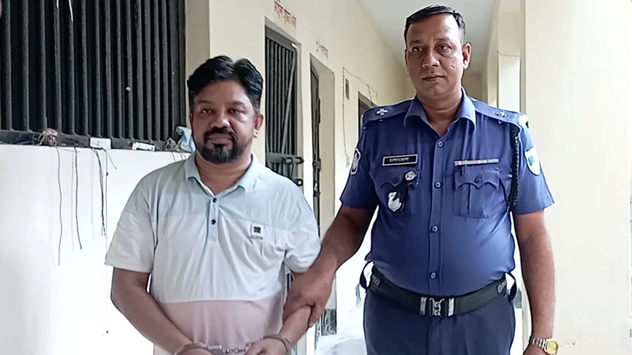 সাতক্ষীরার ৯ মামলায় গ্রেপ্তার দেলোয়ার হোসেন। ছবি : কালবেলা