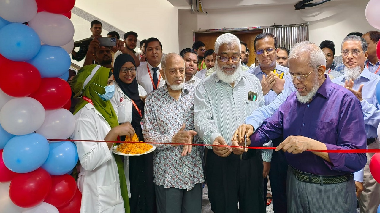 সিলেট ইম্পেরিয়াল হাসপাতালের এনআইসিইউ ও পিআইসিইউ উদ্বোধন করছেন চেয়ারম্যানসহ অতিথিরা। ছবি : সংগৃহীত