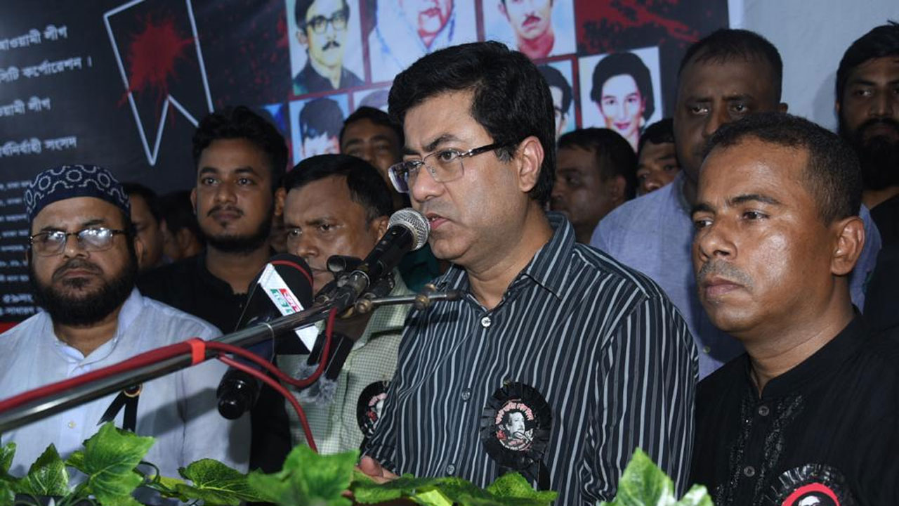 শোক দিবসের অনুষ্ঠানে কথা বলছেন ব্যারিস্টার শেখ ফজলে নূর তাপস। ছবি : কালবেলা