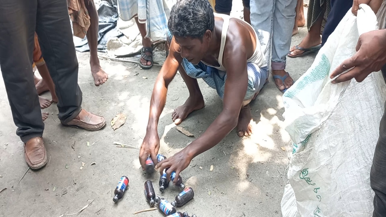জব্দ করা ফেনসিডিল সংগ্রহ করা হচ্ছে। ছবি : কালবেলা