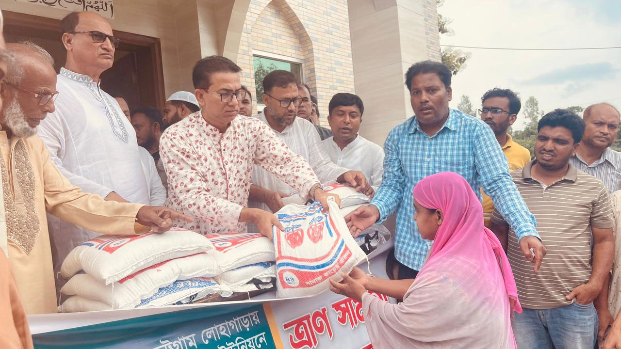 বন্যার্তদের মাঝে ত্রাণ বিতরণ করছেন আওয়ামী লীগের ত্রাণ ও সমাজকল্যাণ সম্পাদক আমিনুল ইসলাম আমিন। ছবি : কালবেলা