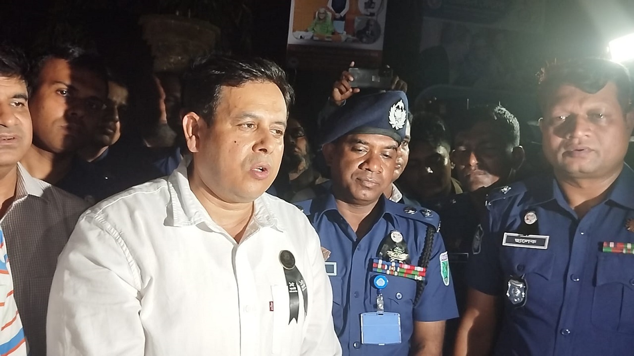 সাংবাদিকদের সঙ্গে কথা বলছেন সিটিটিসি প্রধান মো. আসাদুজ্জামান। ছবি : কালবেলা