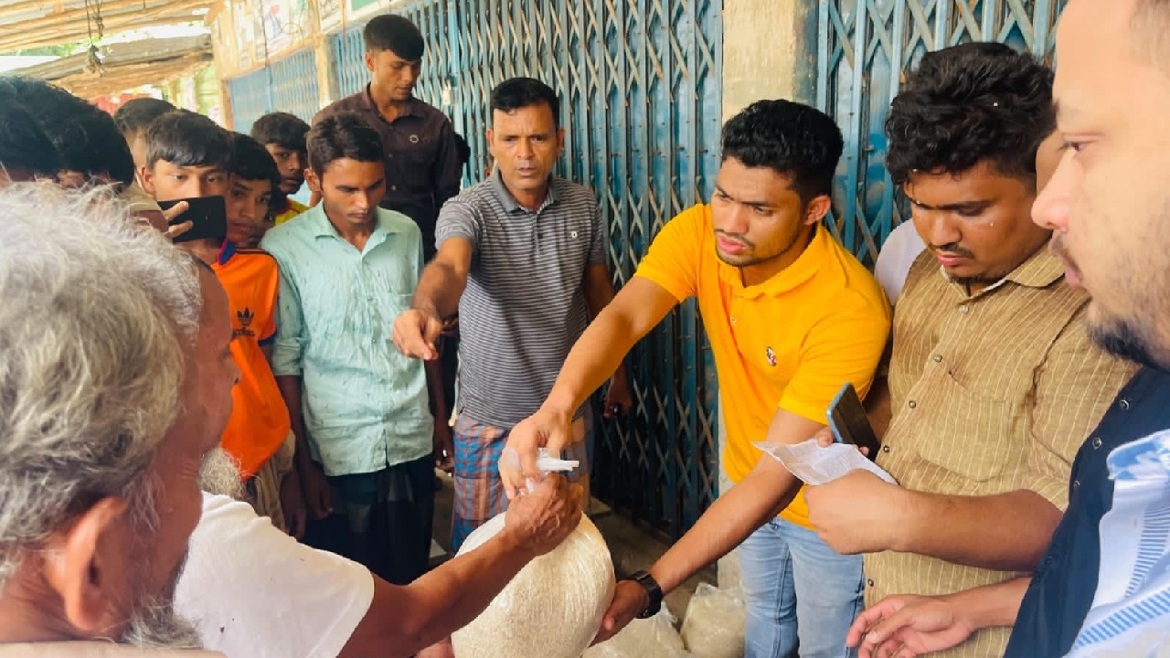 বন্যার্তদের মাঝে ত্রাণসামগ্রী তুলে দিচ্ছেন ছাত্রলীগের নেতাকর্মীরা। ছবি : সংগৃহীত