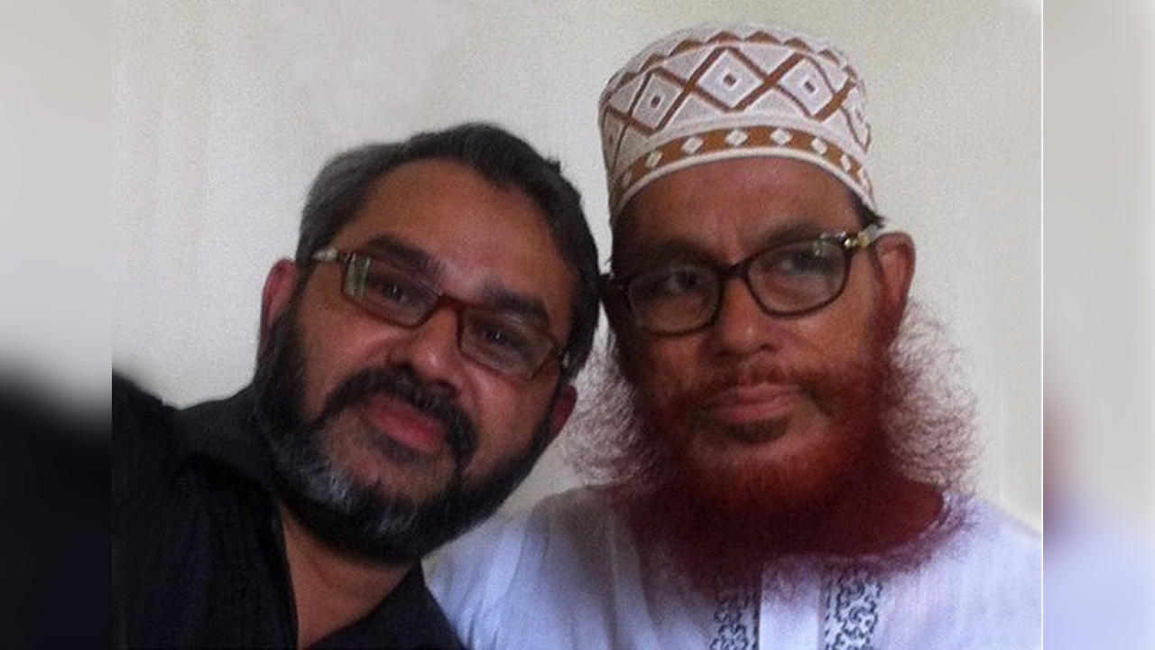 বাবা দেলাওয়ার হোসাইন সাঈদীর সঙ্গে মাসুদ সাঈদী। ছবি: সংগৃহীত