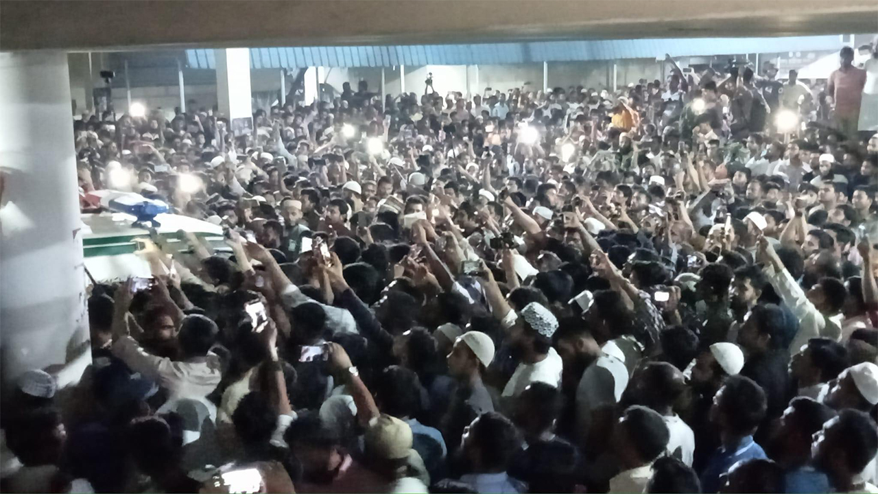 বঙ্গবন্ধু শেখ মুজিব মেডিক্যাল বিশ্ববিদ্যালয়ে সাঈদী সমর্থকদের ভিড়। ছবি : কালবেলা