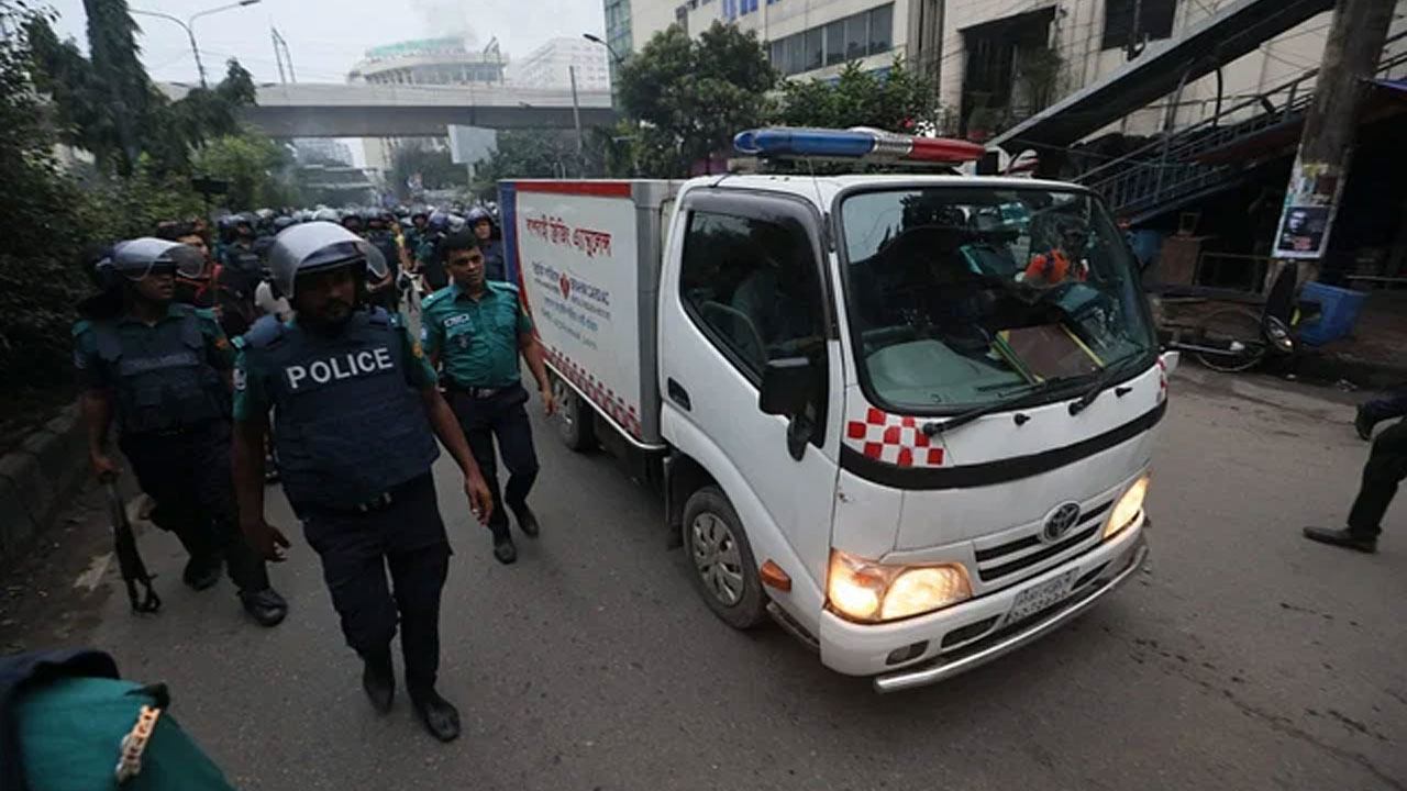 ভোর সাড়ে ৫টায় দেলাওয়ার হোসেন সাঈদীর মরদেহবাহী অ্যাম্বুলেন্স পুলিশের কড়া পাহারার মধ্যে শাহবাগ এলাকা ছাড়ে। ছবি: সংগৃহীত