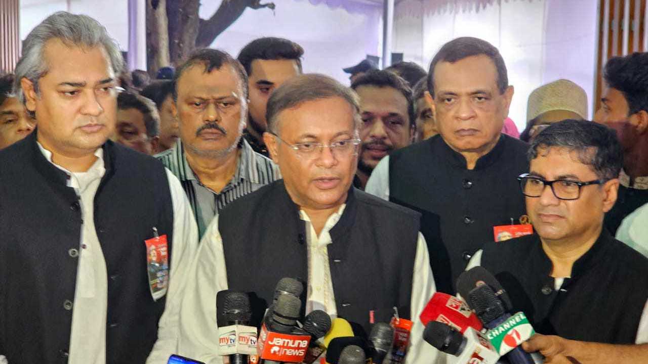 বঙ্গবন্ধুর পরিবারের সদস্যদের সমাধিতে দলীয় শ্রদ্ধা নিবেদন শেষে বক্তব্য দেন তথ্যমন্ত্রী ড. হাছান মাহমুদ। ছবি : সংগৃহীত