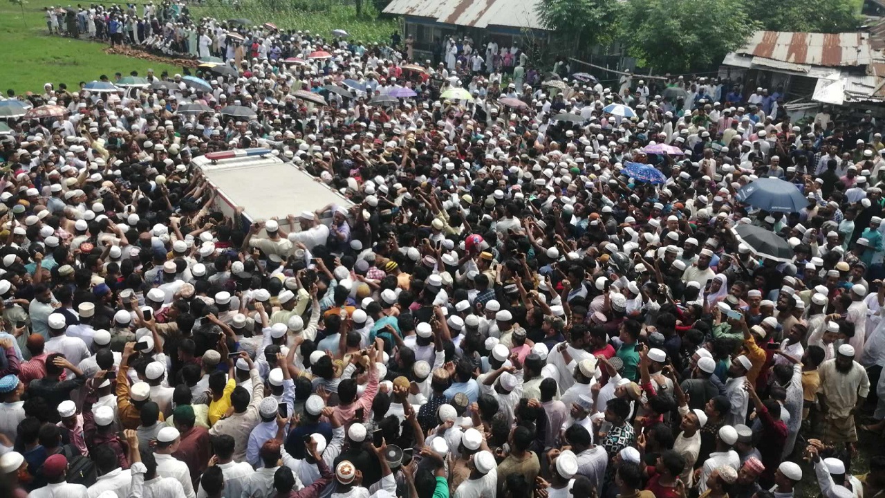 সাঈদী ফাউন্ডেশন মাঠে সাঈদীকে বহনকারী লাশবাহী ফ্রিজিং গাড়িকে ঘিরে নেতাকর্মীদের ভিড়। ছবি : কালবেলা