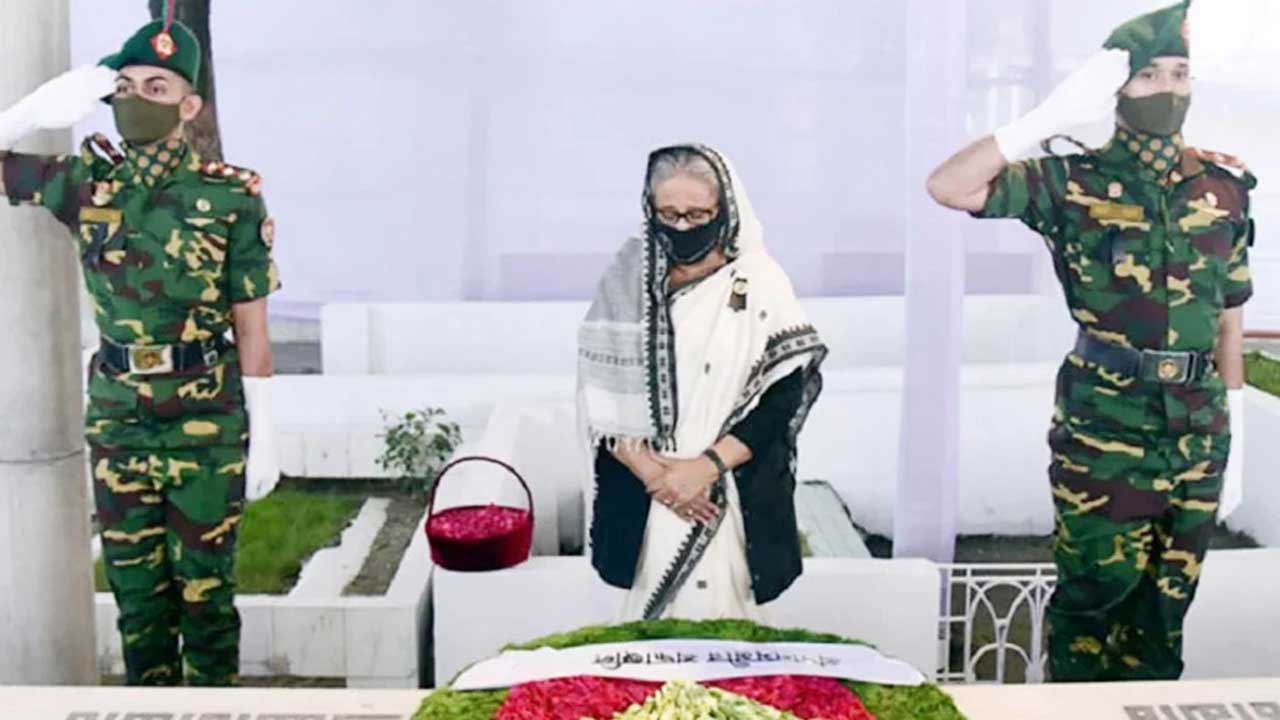 বনানী কবরস্থানে শহীদদের প্রতি শ্রদ্ধা জানান প্রধানমন্ত্রী শেখ হাসিনা। ছবি : সংগৃহীত